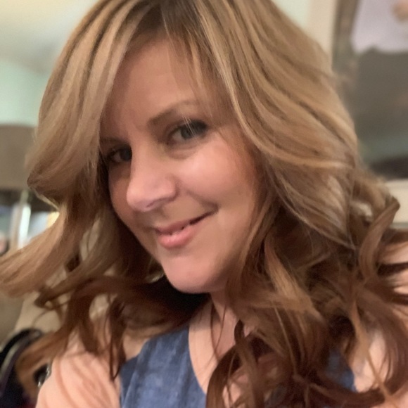 Meet your Posher, Lisa - Picture 2 of 2